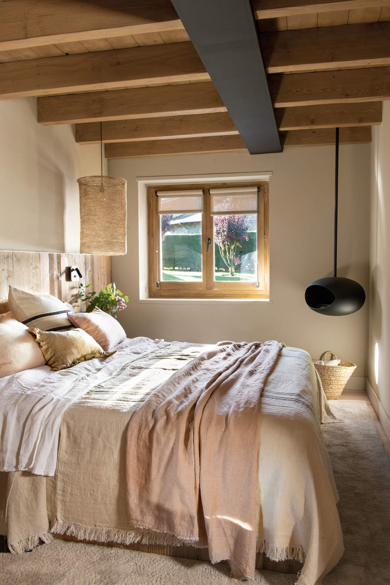 Dormitorio cálido con ropa de cama beige con chimenea flotante